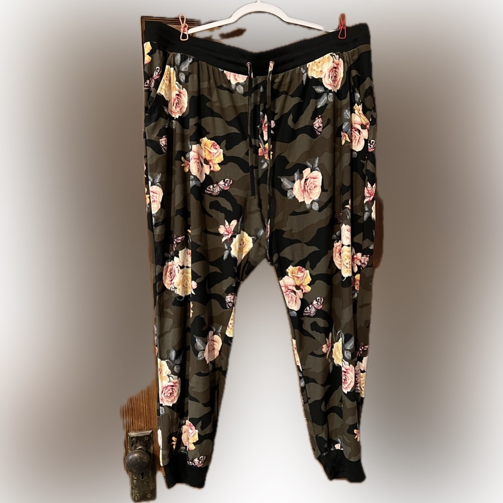 Loretta Camo floral print joggers